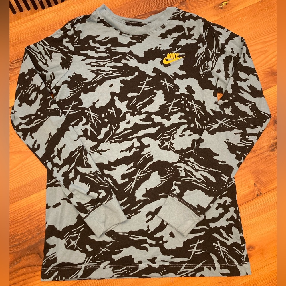 EUC Boys long sleeve Nike tee.